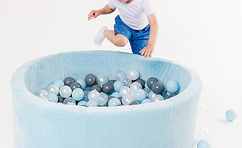 голубой сухой бассейн с шариками