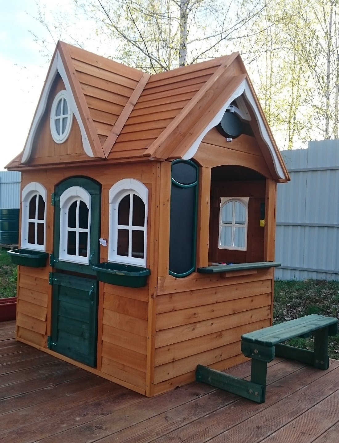 Деревянный игровой домик для детей с кухней фото