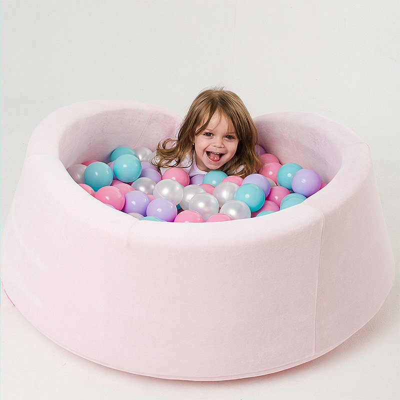 розовый сухой бассейн с шариками