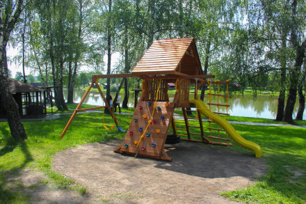 Детский игровой комплекс New Sunrise Джая с деревянной крышей 